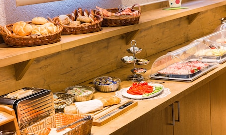 Desayuno buffet diario (EUR 10.00 por persona)