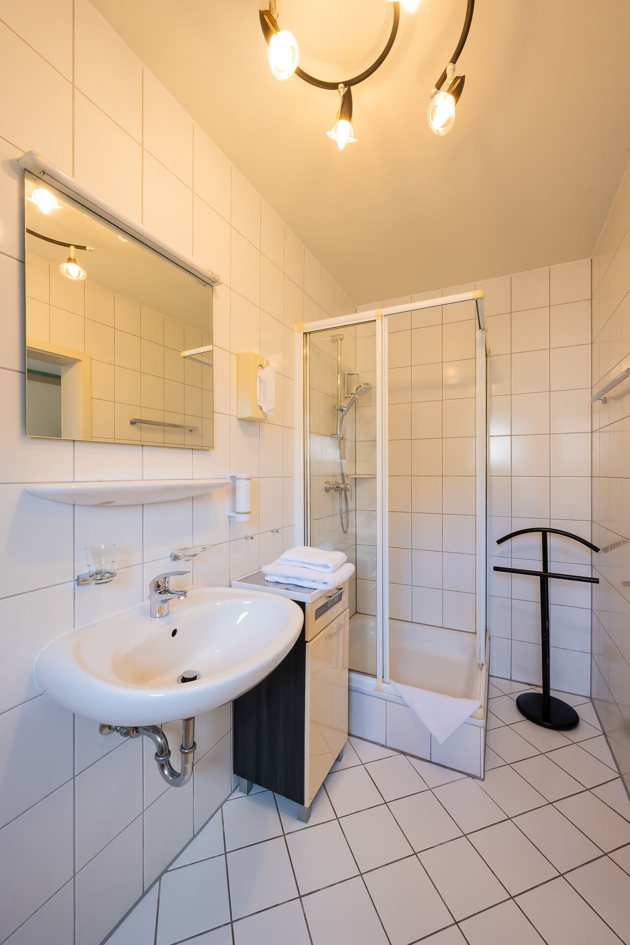 comfort single room | bathroom | bathtub, free toiletries, hair dryer, towels