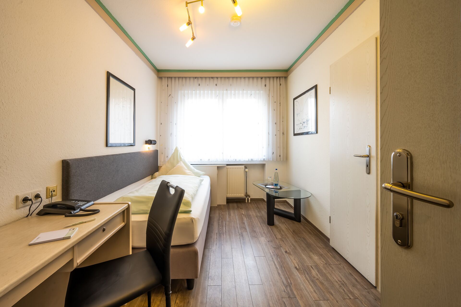 comfort single room | 1 bedroom, hypo-allergenic bedding, desk, laptop workspace