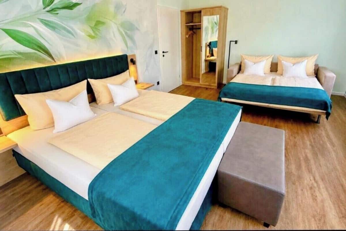 Habitación cuádruple | Ropa de cama hipoalergénica y escritorio