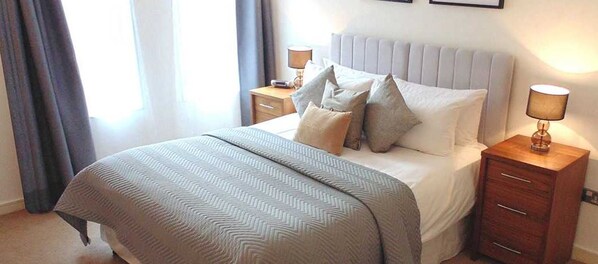 Individually decorated, individually furnished, laptop workspace - Oakwood Apartments Bow Lane (London)