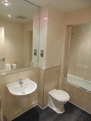 Bathroom shower - Oakwood Apartments Bow Lane (London)