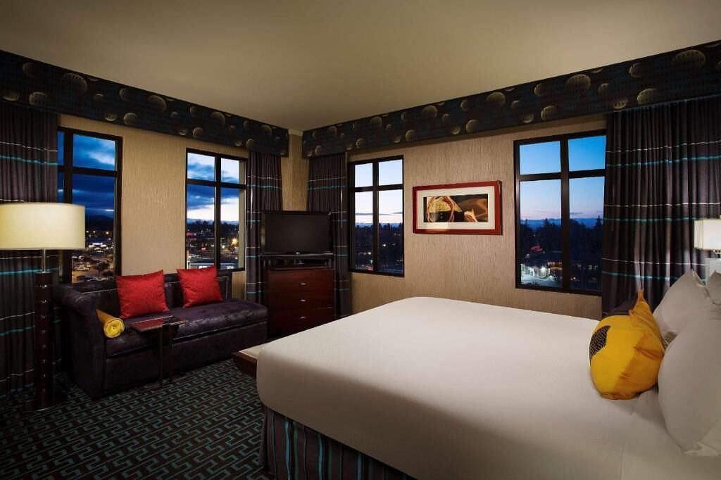 Premium bedding, in-room safe, desk, laptop workspace