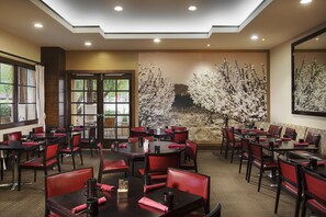 Bữa sáng buffet hàng ngày với phụ phí nhỏ 