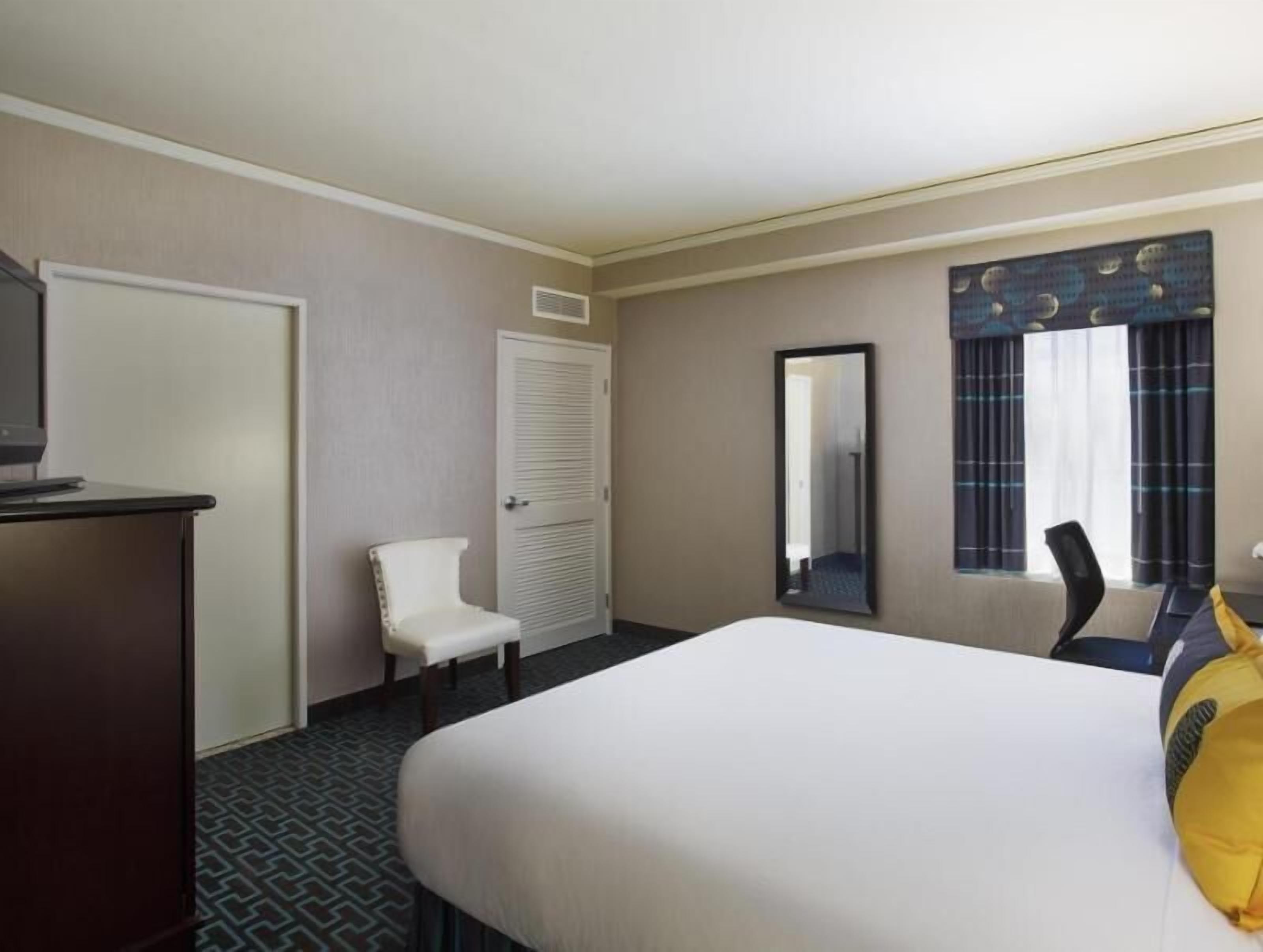 Premium bedding, in-room safe, desk, laptop workspace