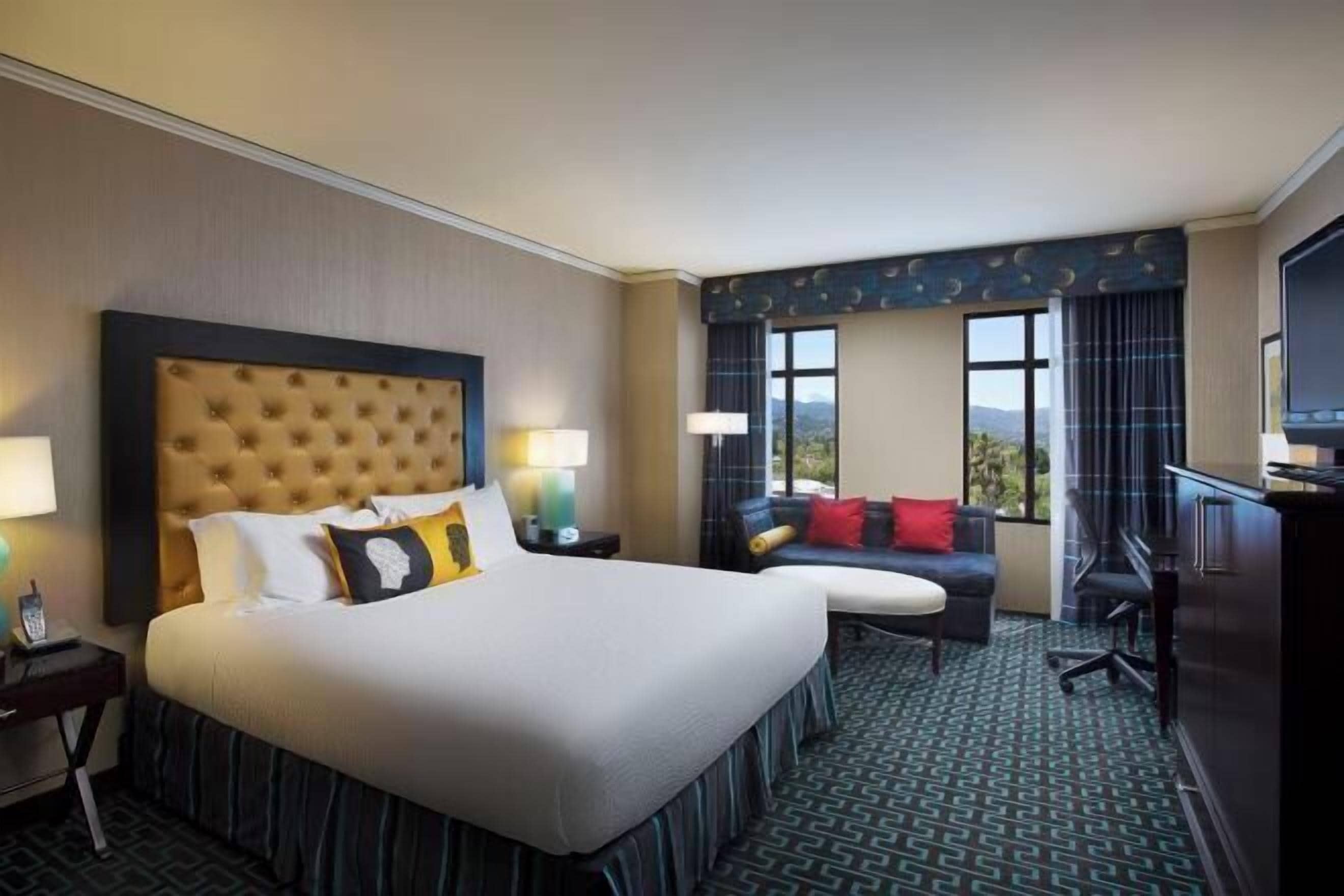 Premium bedding, in-room safe, desk, laptop workspace