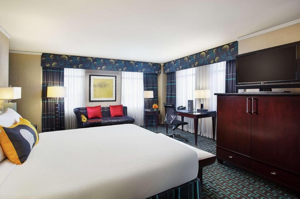 Premium bedding, in-room safe, desk, laptop workspace