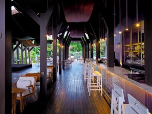 2 restaurants, breakfast, lunch, dinner served; international cuisine 