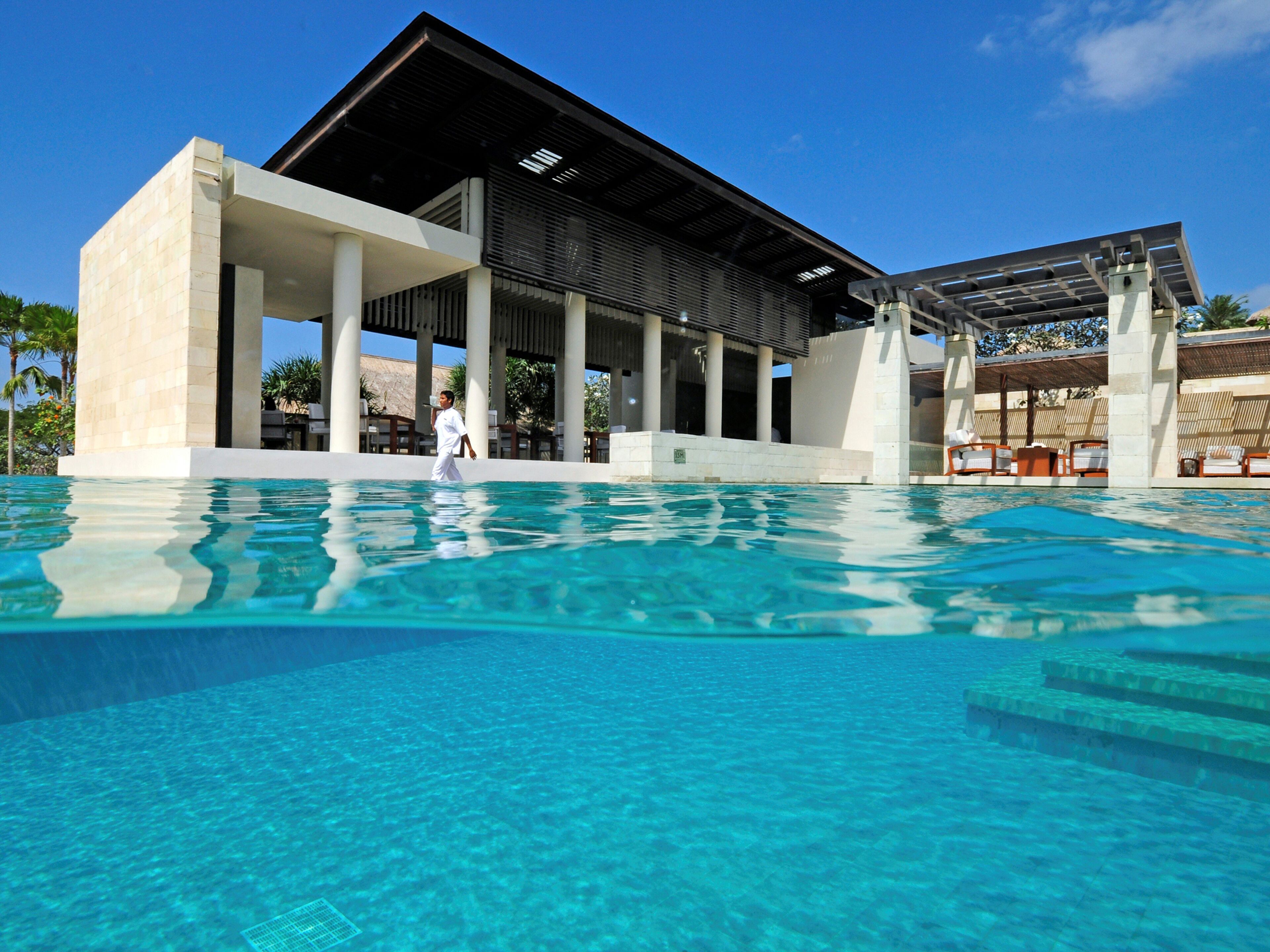 Kolam renang outdoor, dengan cabana gratis dan kursi berjemur