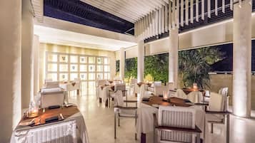 2 ristoranti, aperti a colazione e a pranzo, cucina internazionale