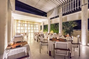 2 restaurants, breakfast, lunch, dinner served; international cuisine  - The Bale Nusa Dua by LifestyleRetreats (Nusa Dua)