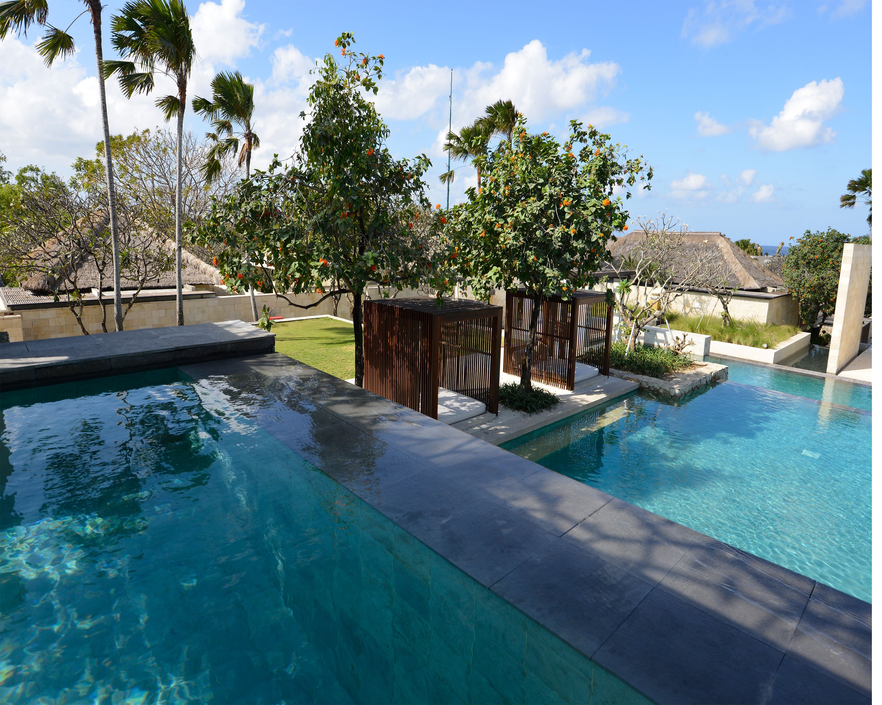 Outdoor pool, free pool cabanas, pool loungers