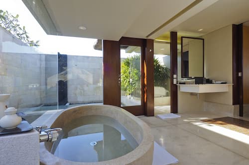 Two Bedroom Private Pool Villa | Bagno | Vasca e doccia separate, set di cortesia firmato, asciugacapelli