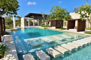 Outdoor pool, free cabanas, sun loungers - The Bale Nusa Dua by LifestyleRetreats (Nusa Dua)