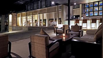Bar Ă cocktails, vue sur la piscine, ouvert tous les jours
