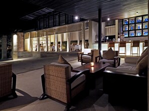 Cocktail bar, pool views, open daily