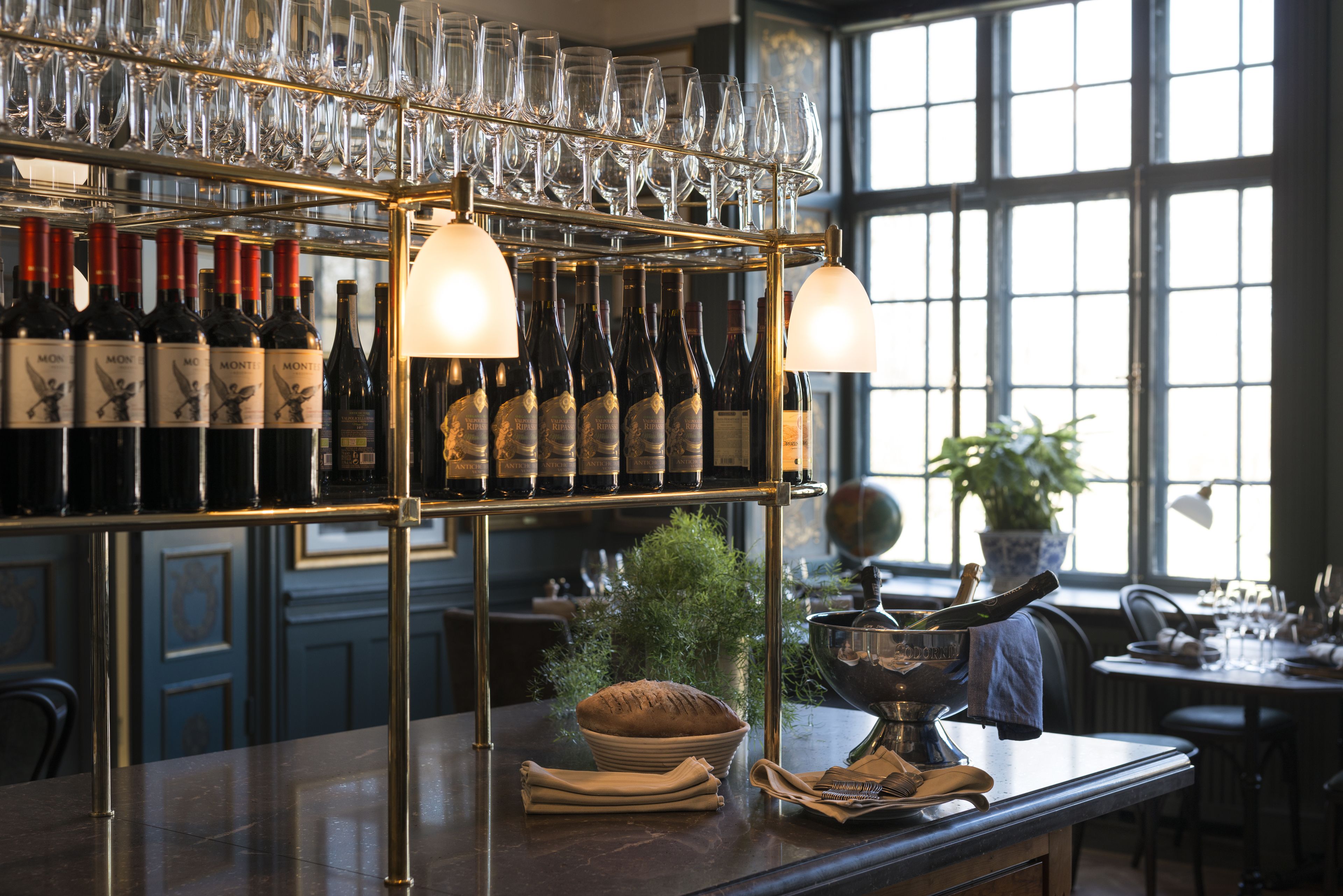 Se sirven desayunos, almuerzos y cenas; con vista al jardín