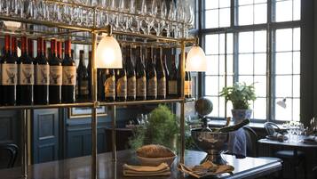 Se sirven desayunos, almuerzos y cenas; con vista al jardín