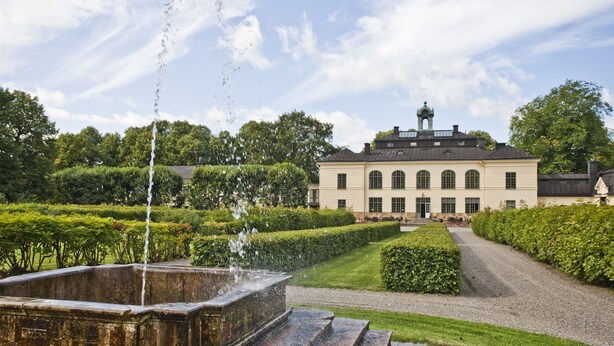 A historic building with a symmetrical garden and a central fountain. - Näsby Slott (Taby)