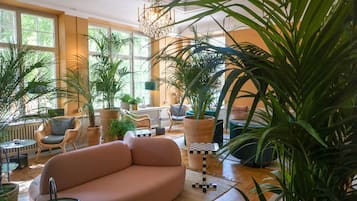 Coin salon dans le hall