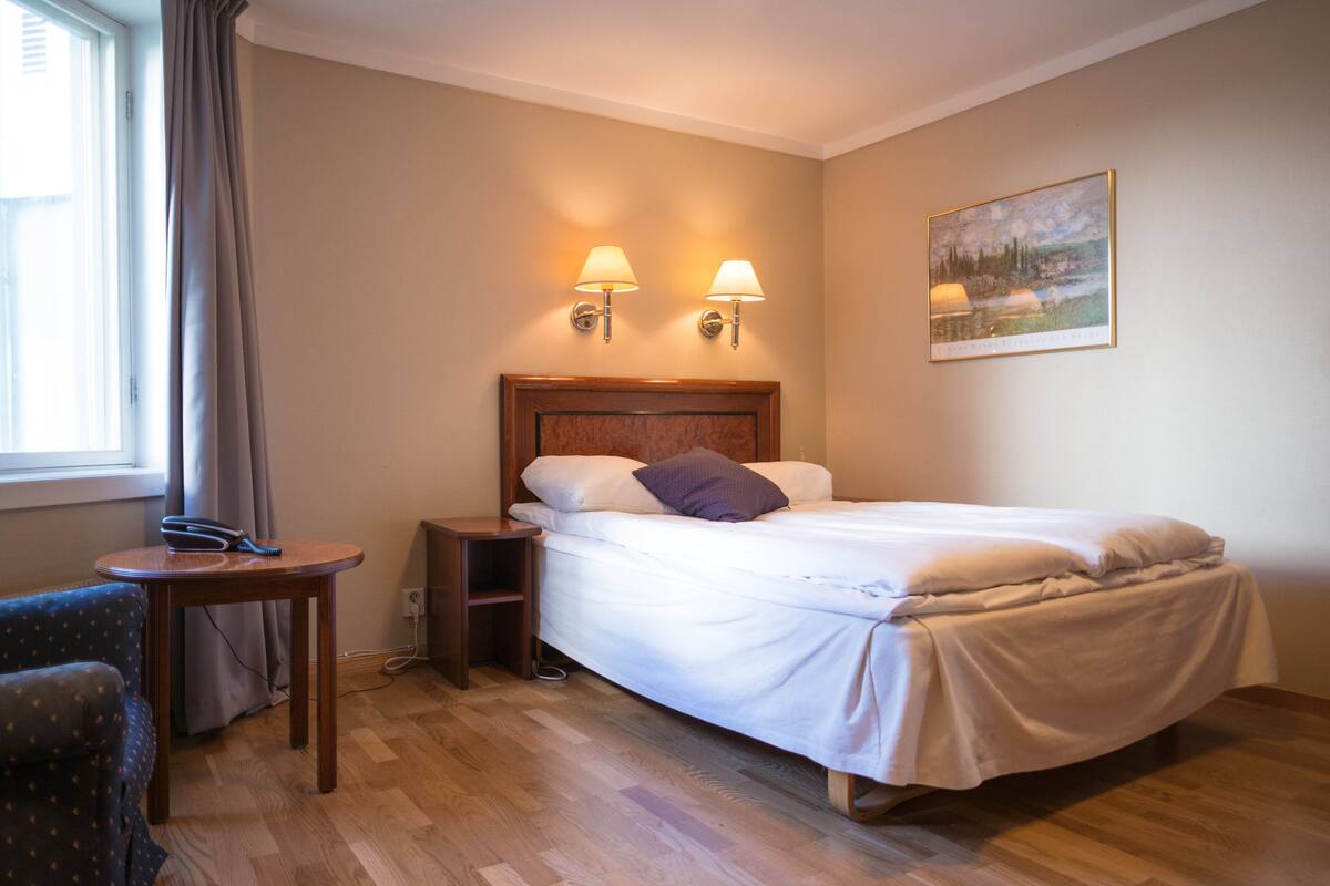 Escritorio, wifi gratis y ropa de cama