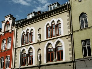 A building with arched windows and statues, featuring a mix of architectural styles. - Villa Nord (Trondheim)