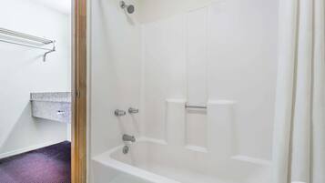 Combined shower/bathtub, hair dryer, towels