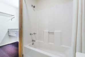 Combined shower/bathtub, hair dryer, towels - Travelodge by Wyndham Cordele (Cordele)