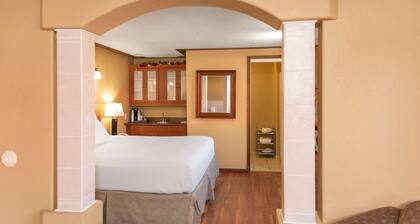 Econo Lodge Inn & Suites