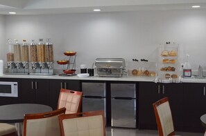 Free daily full breakfast - Econo Lodge Inn & Suites (Medicine Hat)