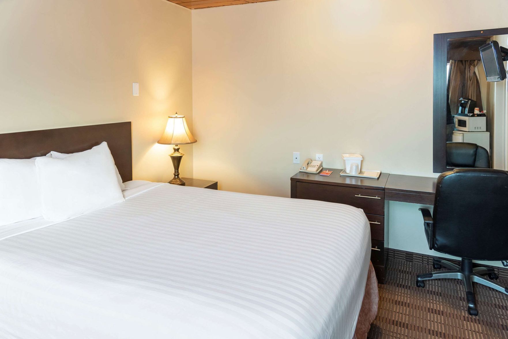 Premium bedding, pillowtop beds, minibar, desk