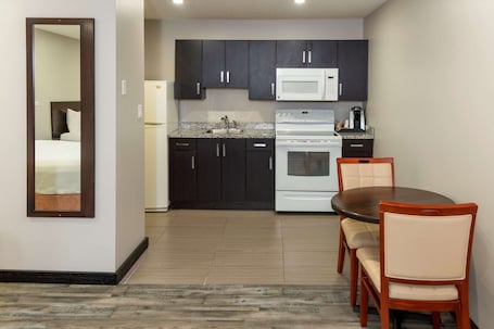 Ropa de cama de alta calidad, colchones con pillow-top y minibar