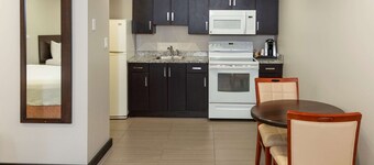 Econo Lodge Inn & Suites