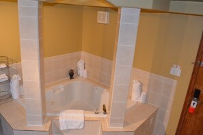 Suite estudio, 1 cama King size, para no fumadores | Tina de hidromasaje