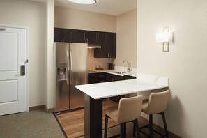 Fridge, microwave, stovetop, dishwasher - Residence Inn by Marriott Charleston Mount Pleasant (Mount Pleasant)
