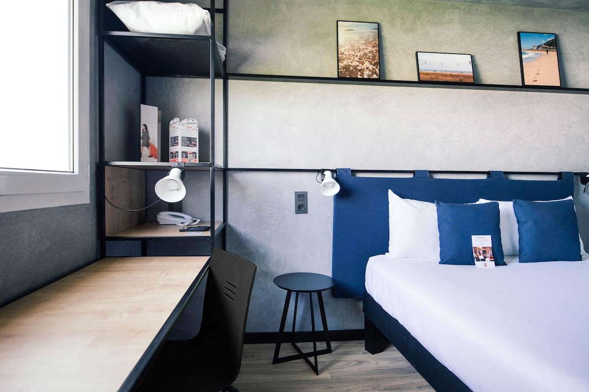 standard room, 1 double bed | desk, soundproofing, free wifi, bed sheets