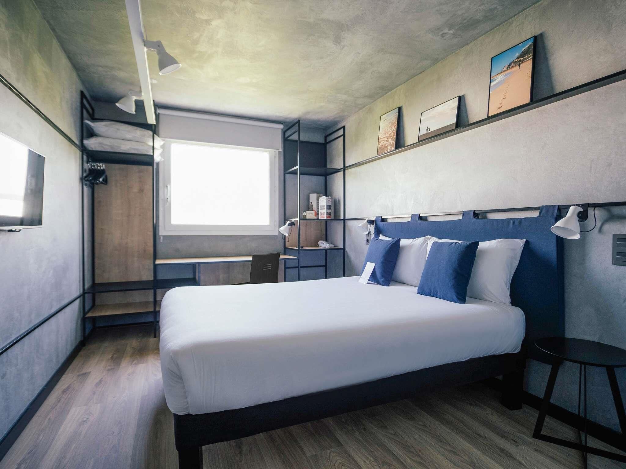 Desk, soundproofing, free WiFi, bed sheets