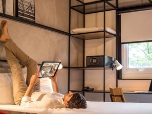 デスク、防音設備、WiFi (無料)、ベッドシーツ
