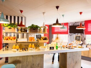 Bữa sáng buffet hàng ngày (9.90 EUR/mỗi người) 