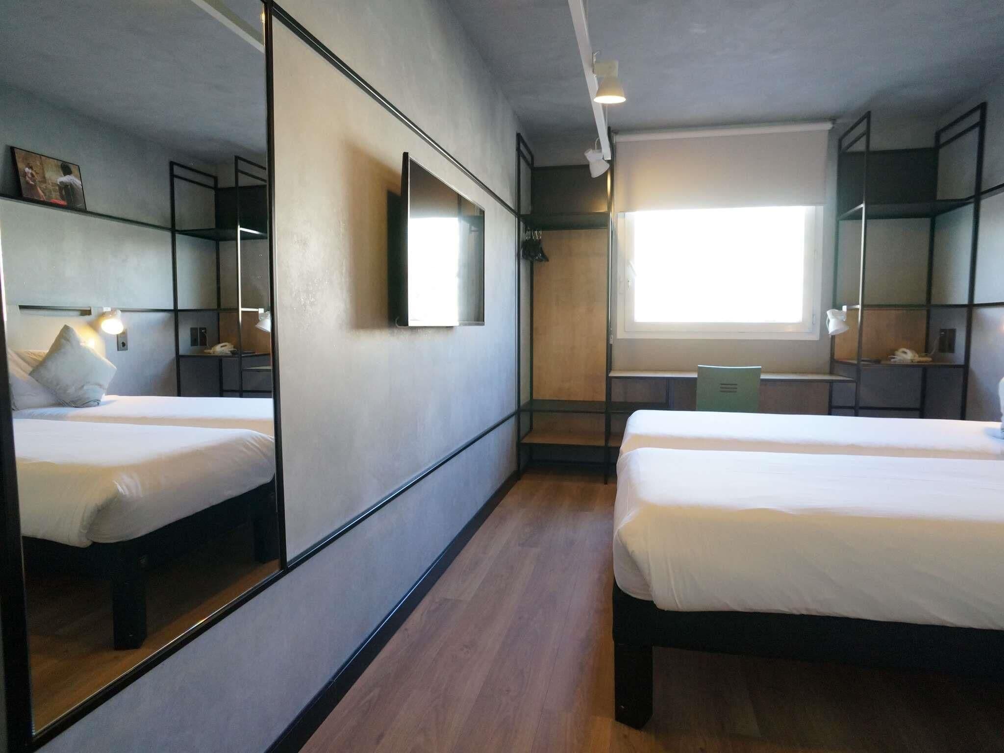 Habitación superior, 2 camas individuales | Escritorio, insonorización, wifi gratis y ropa de cama 