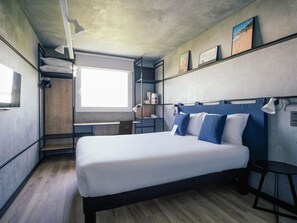 スタンダード ルーム ダブルベッド 1 台 | デスク、防音設備、WiFi (無料)、ベッドシーツ
