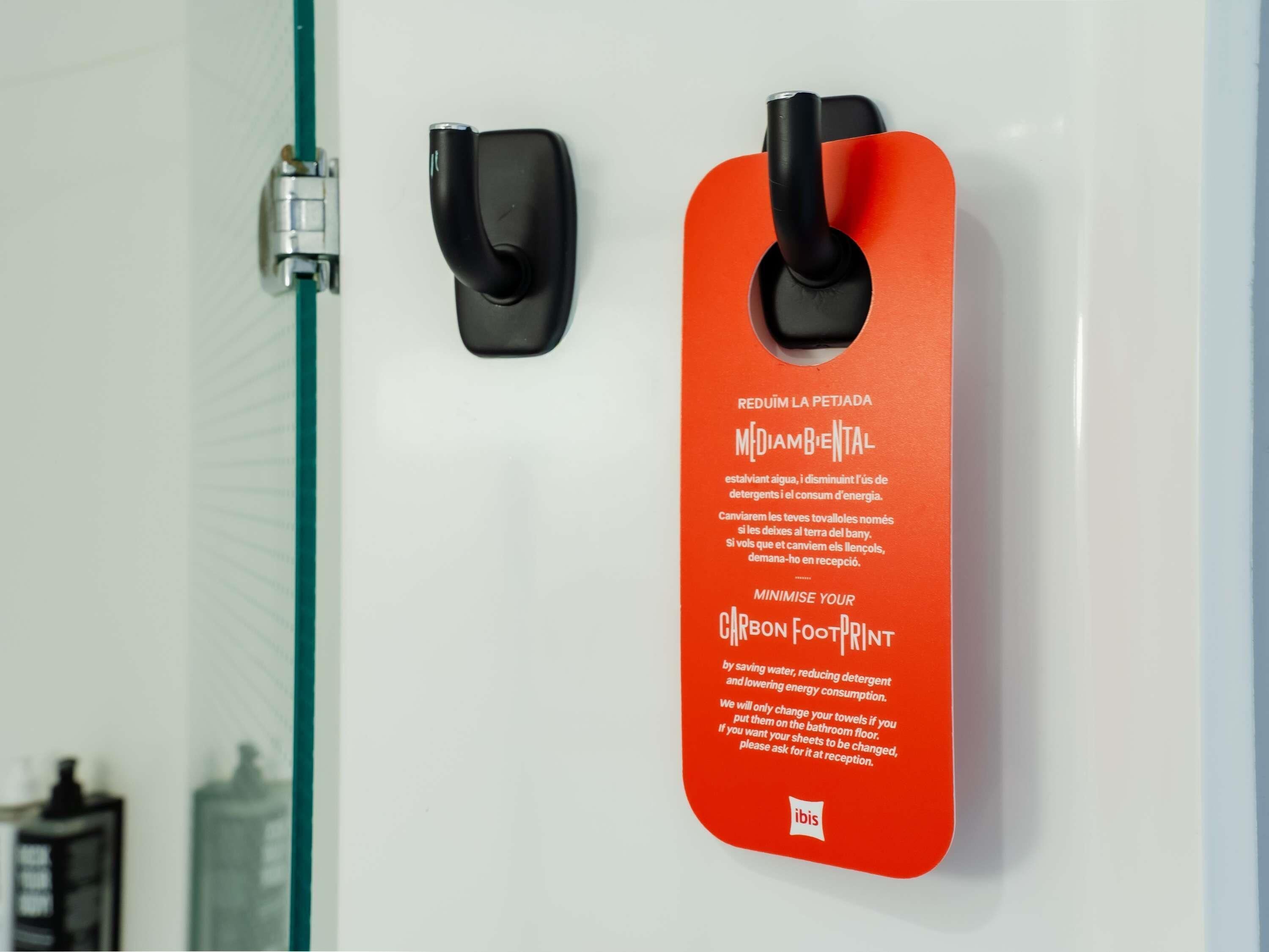 Ein Badezimmer mit Handtrockner und Handtuchspender.