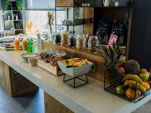 Buffet déjeuner servi tous les jours en supplément