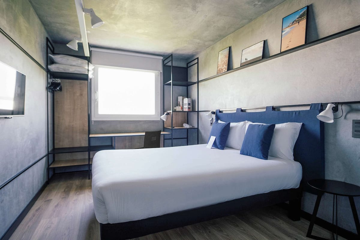 Desk, soundproofing, free WiFi, bed sheets