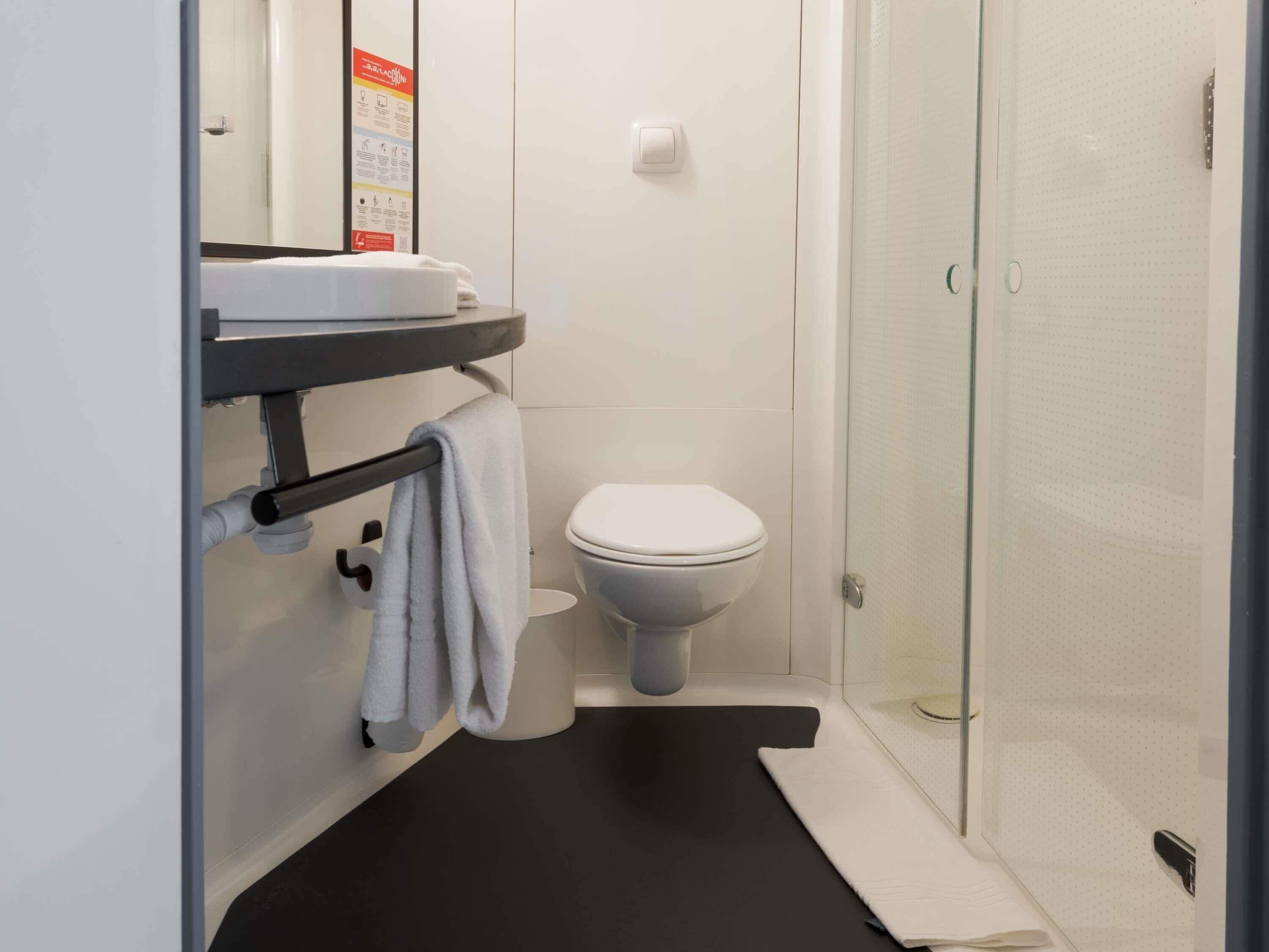 Standard Room, 1 Double Bed | Desk, soundproofing, free WiFi, bed sheets