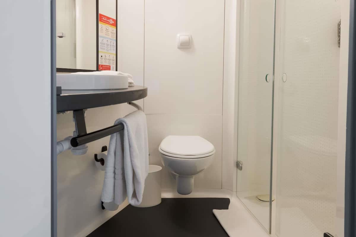 Standard Room, 1 Double Bed | Desk, soundproofing, free WiFi, bed sheets