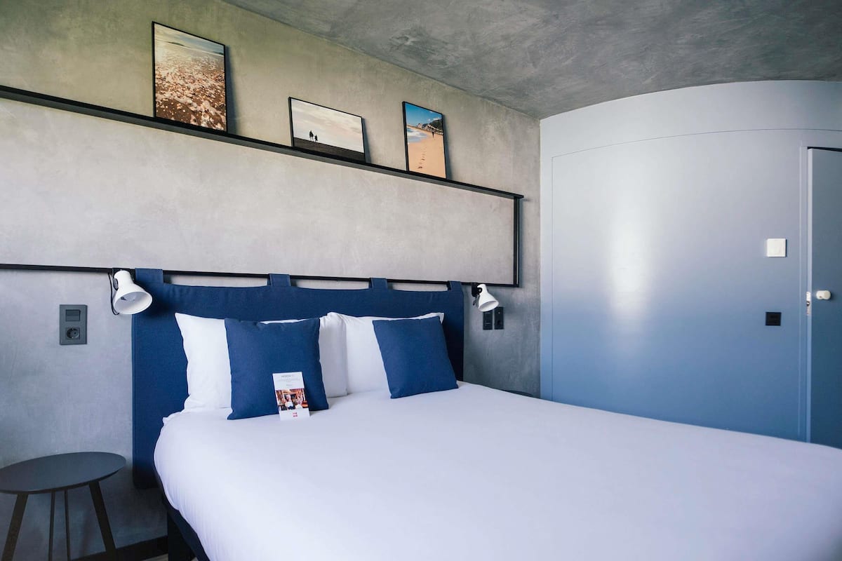 Escritorio, sistema de insonorización, wifi gratis y ropa de cama