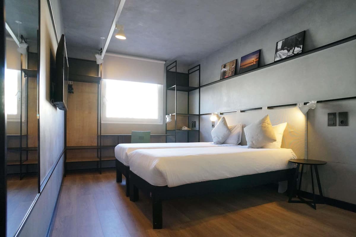 Superior Room, 2 Katil Bujang (Single) | Meja, kalis bunyi, Wi-fi percuma, cadar katil