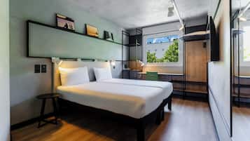 Escritorio, sistema de insonorización, wifi gratis y ropa de cama