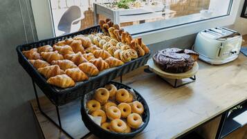 Se ofrece un desayuno bufé todos los días (por un coste adicional)
